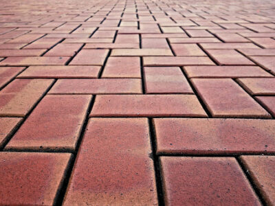 Van kale vlakte naar buitenparadijs: zo creëer je sfeer met sierbestrating