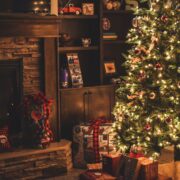Sfeervolle verlichting en compacte kerstdecoratie voor elk interieur