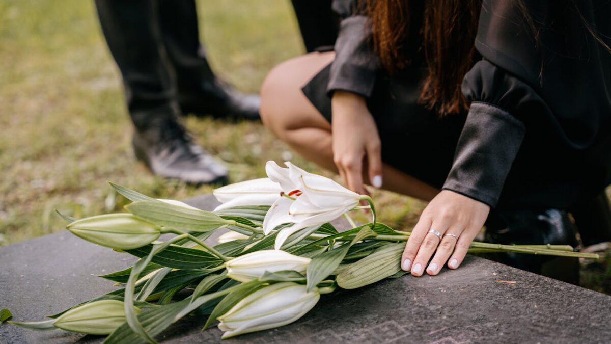 Hoe kies je het juiste condoleance boeket en vind je een bloemist in de buurt