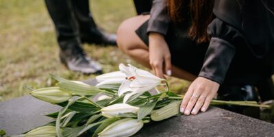 Hoe kies je het juiste condoleance boeket en vind je een bloemist in de buurt