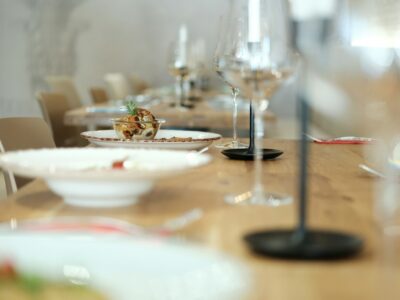 Kunstleer eetkamerstoelen: kiezen, combineren en onderhouden