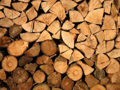 Stevige balken openen mogelijkheden voor tuinprojecten die karakter en functionaliteit toevoegen aan buitenruimtes. douglas-hout levert materiaal dat zwaar belast kan worden zonder door te buigen of te breken. Tuineigenaren creëren unieke elementen die jarenlang meegaan en waarde toevoegen aan de woning. De natuurlijke uitstraling past bij moderne en klassieke tuinstijlen zonder geforceerd te ogen. Projecten met balken vragen enige voorbereiding maar leveren indrukwekkende resultaten op. Nederlandse tuinen worden interessanter door hoogteverschillen en structuren die het vlakke karakter doorbreken. Zelf bouwen geeft voldoening en bespaart aanzienlijke kosten vergeleken met kant-en-klare oplossingen. Investeren in goed materiaal zorgt dat creaties generaties meegaan. Pergola creëert schaduwplek douglas balken dragen het gewicht van klimplanten die schaduw bieden tijdens warme zomerdagen. De constructie bestaat uit vier verticale palen en horizontale balken die het dak vormen. Klimrozen of blauwe regen groeien over de pergola en creëren een groene overkapping. De schaduw maakt het aangenamer om buiten te zitten wanneer de zon fel schijnt. Tuinmeubels onder de pergola blijven droger tijdens lichte regenbuien. De stevige constructie weerstaat stormen zonder te wankelen of te verzakken. Een pergola markeert een specifiek gebied in de tuin als buitenkamer. Verhoogd terras biedt uitzicht Balken vormen de fundering voor een verhoogd terras dat uitzicht biedt over de tuin. Het hoogteverschil maakt de buitenruimte interessanter en groter qua beleving. Trappen verbinden het terras met het lagere deel van de tuin. De stevige onderbouw draagt het gewicht van meubels en meerdere personen zonder problemen. Het terras creëert een duidelijke scheiding tussen zit- en speelgedeelte. Boombank omringt oude boom Een zitbank rond een dikke boom biedt schaduw en een bijzondere plek om te genieten. De constructie bestaat uit korte balken die een zeshoek of achthoek vormen. De bank gebruikt de boom als natuurlijke rugsteun. Het project toont respect voor oude bomen en integreert ze in het tuinontwerp. Speeltoestel voor kinderen Balken fungeren als basis voor schommels, klimrekken of een zandbak met rand. De stevige constructie garandeert veiligheid voor spelende kinderen. Ouders hebben vertrouwen in zelfgemaakte speeltoestellen van degelijk materiaal. Waterpartij omkranst met hout Balken vormen de rand van een vijver en voorkomen dat de folie zichtbaar is langs de vijver. Dit geeft een natuurlijke en afgewerkte uitstraling. Douglas hout is duurzaam genoeg om constant in contact te staan met vocht, wat essentieel is voor deze toepassing. Het randhout biedt tevens een veilige en nette overgang naar de rest van de tuin. Ook kunnen de balken gebruikt worden om een verhoogde rand voor moerasplanten te creëren.