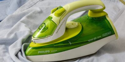 Zo krijg je de zool van je strijkijzer weer helemaal schoon