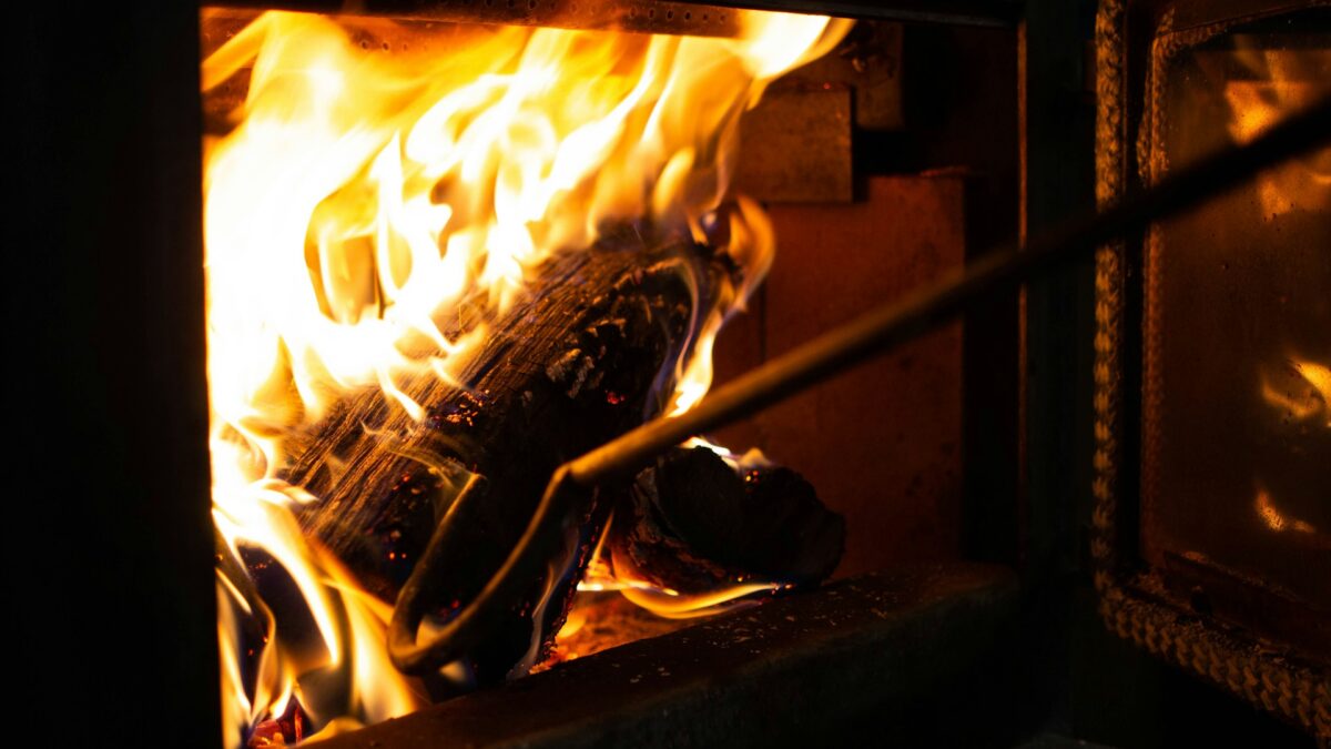Een houtkachel als warm middelpunt in huis