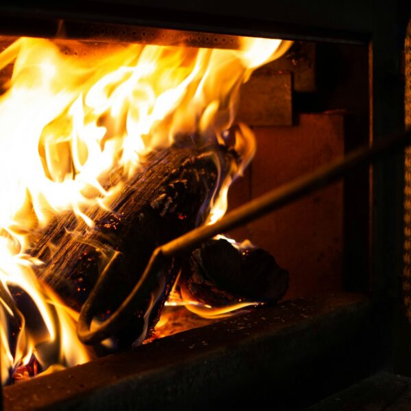 Een houtkachel als warm middelpunt in huis